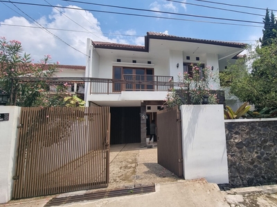 Disewa Rumah Mewah Semi Furnished di Setra Indah Bandung