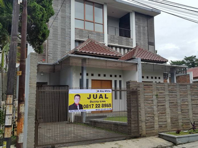 Rumah minimalis 3 lantai di Setra Sari Sayap Gerlong, Setiabudhi, Bandung Utara