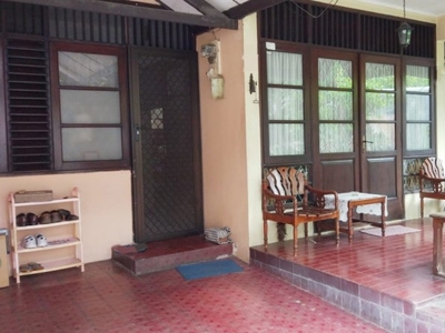 Dijual Rumah murah bergaya klasik dan siap huni di Camar, Bintaro