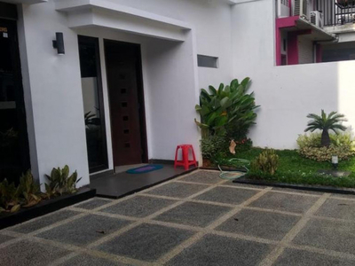 Dijual Rumah Murah, Cantik dengan carport dan taman di Bintaro Ja