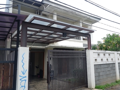 Rumah Nyaman 2 Lantai dengan Taman Asri di Cirendeu: Harga Terjangkau di Lokasi Strategis