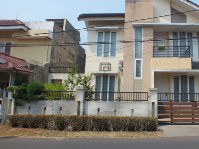 Rumah Pinggir Jalan raya, Hoek Di Sektor 2 Bintaro Jaya.