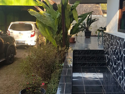 Rumah Pinggir Jalan Raya, Hunian Asri dan Halaman Luas @Maribaya, Lembang, Bandung