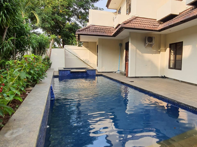Rumah Sangat Terawat Dengan Swimming Pool di Pondok Indah