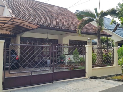 Rumah siap Huni dengan halaman dan tempat parkir luas di Veteran, Jakarta Selatan