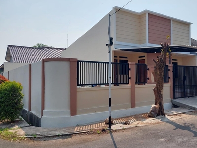 Rumah Siap Huni dengan Halaman Luas dan Lokasi Strategis dekat Bintaro Jaya