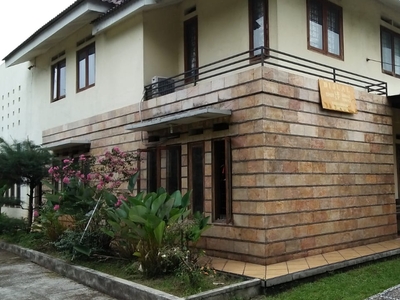 Dijual Rumah Siap Huni dengan Konsep Villa & Lokasi Strategis @Ke
