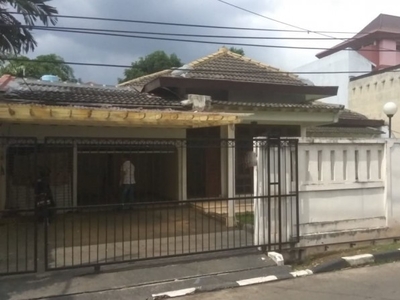 Rumah Siap Huni dengan lahan parkir luas di Kemang, Jakarta Timur
