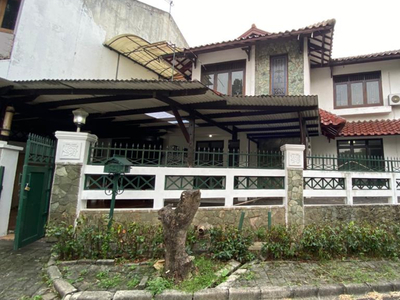 Dijual Rumah Terawat Bangunan 2 Lantai Siap Huni di Puri Cinere