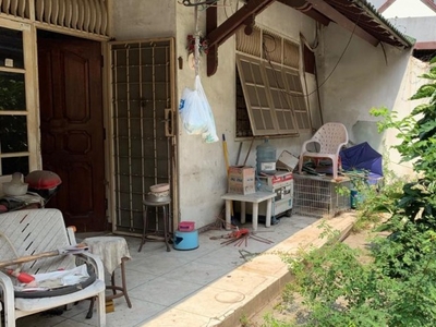 Dijual Rumah Tua 2 Lantai Hitung Tanah di Dwi Warna Karang Anyar