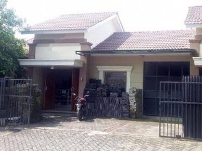 Rumah Usaha di Puri Surya Jaya, Cocok untuk usaha / kantor / toko / Klinik dll, Row Jalan Lebar, Siap Pakai