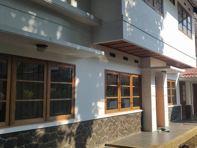 SEWA Rumah modern tempo doeloe exclusive baru renovasi 2 lantai Hoek di Jalan Dago Asri Imperial, Sayap Dago.