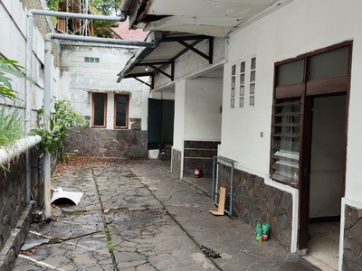 STRATEGIS! Rumah Luas Cocok untuk Usaha dan Tempat Tinggal di Sayap Riau, Bandung!