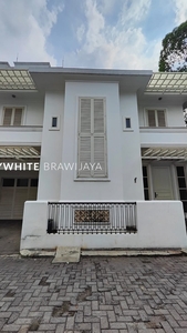 Dijual Townhouse Lingkungan Tenang Area Kemang Bebas Banjir