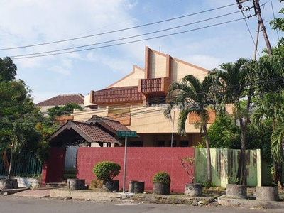 Disewakan Rumah 2 Lantai Asri di Darmo Permai Timur Surabaya