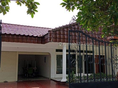 Disewakan rumah cocok buat usaha atau kantor amat strategis area Kemang Jaksel