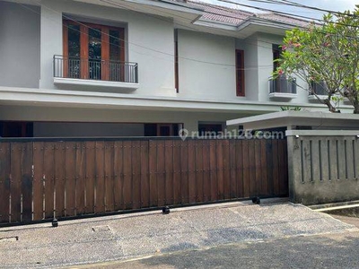 For rent (disewakan) a fully furnished tropical modern home in the elite area of Kemang Jakarta Selatan