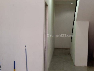 Dijual Ruko 3 lantai dan semi furnished di Cempaka mas