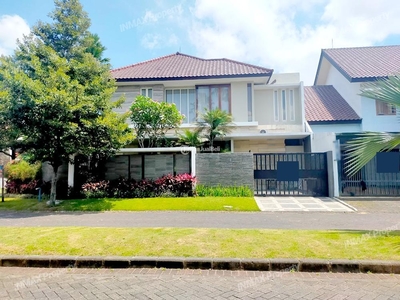 Dijual Rumah 5 Kamar Tidur dengan Garasi dan Carport Full Furnished di Daerah Araya Malang