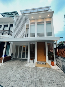 Dijual Rumah LT109 LB218 3 Lantai 4KT 3KM Lokasi Strategis - Bandung Kota
