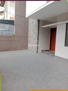 Dijual Rumah LT162 LB210 5KT 4KM 2 Lantai Lokasi Strategis Legalitas SHM dan IMB - Bandung Kota