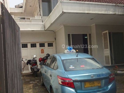 Disewa Rumah 2lt Luas 646m2 Cocok Usaha Parkiran 6 Mobil di Menteng